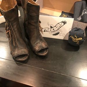 Freebird by Steve Madden Zombie size 10.